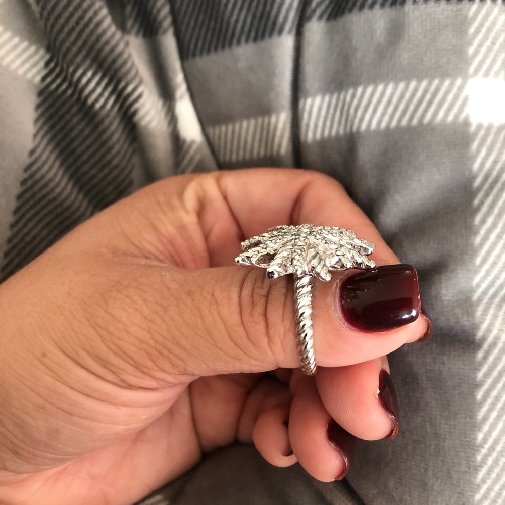 Star/snowflake cocktail ring with rhinestones